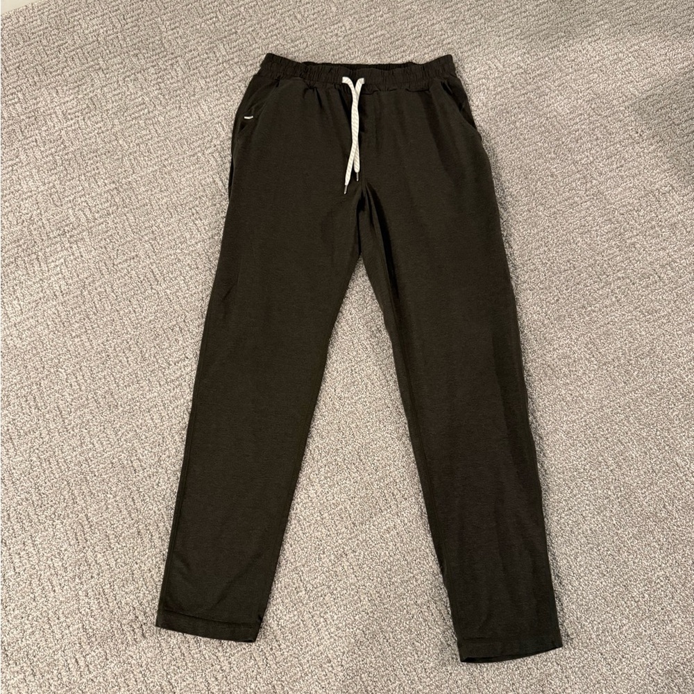 Vuori men’s dark gray joggers